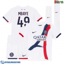 Fotballdrakt Barn Paris Saint-Germain Ibrahim Mbaye #49 Bortedraktsett 2025-26 Kortermet (+ Korte bukser)